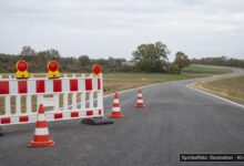 KI-generiertes Symbolfoto zu Straßensperrung bei Kreisstraße DLG 30 zwischen Riedsend und Wengen