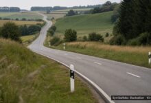 KI-generiertes Symbolfoto zu Verkehrsunfall mit Unfallflucht bei Landesstraße L 300 bei Tannheim