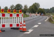 KI-generiertes Symbolfoto zu Straßenbauarbeiten und Verkehrssperrung bei Gundremmingen
