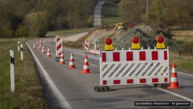KI-generiertes Symbolfoto zu Straßenbauarbeiten / Verkehrsbehinderung bei Altenstadt