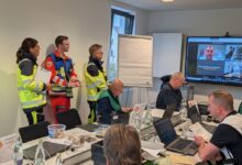 Beitragsbild zu Stabsrahmenübung im Landkreis Günzburg: Fiktiver Großbrand in Ursberg simuliert