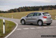 KI-generiertes Symbolfoto zu Verkehrsunfall bei Stötten am Auerberg
