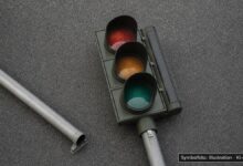 KI-generiertes Symbolfoto zu Sturmschaden / Verkehrsbehinderung bei Alpenstraße, Brüchlekreuzung, Sonthofen