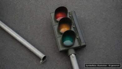 KI-generiertes Symbolfoto zu Sturmschaden / Verkehrsbehinderung bei Alpenstraße, Brüchlekreuzung, Sonthofen