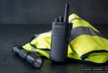 Funkgerät, Taschenlampe und Warnweste als neutrales KI-Symbolbild polizeilicher Arbeit