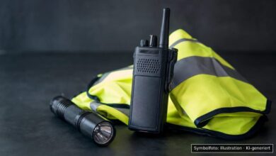 Funkgerät, Taschenlampe und Warnweste als neutrales KI-Symbolbild polizeilicher Arbeit