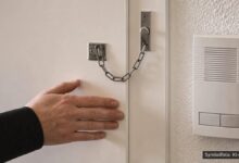 KI-generiertes Symbolfoto: Wohnungstür mit Sicherungskette; keine Aufnahme der Trickdiebstähle in Süßen, Göppingen oder Uhingen.