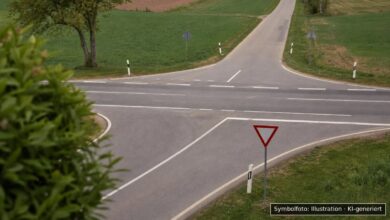 KI-generiertes Symbolfoto zu Verkehrsunfall mit verletzter Person bei Türkheim