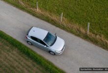 KI-generiertes Symbolfoto zu Verkehrsunfall unter Alkoholeinfluss bei Tussenhausen