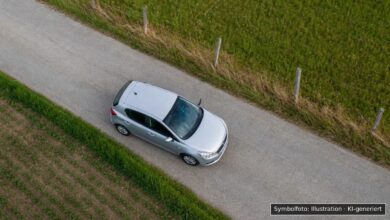 KI-generiertes Symbolfoto zu Verkehrsunfall unter Alkoholeinfluss bei Tussenhausen