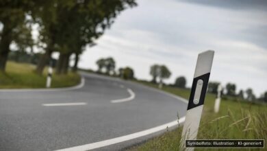 KI-generiertes Symbolfoto zu Verkehrsunfall bei Tussenhausen