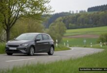 KI-generiertes Symbolfoto zu Verkehrsunfall bei Uhingen