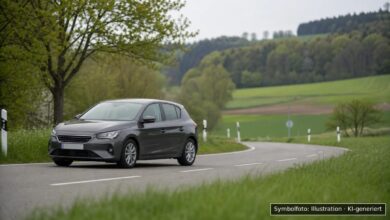 KI-generiertes Symbolfoto zu Verkehrsunfall bei Uhingen