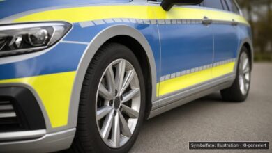 KI-generiertes Symbolfoto zu Verkehrsunfallflucht mit Sachschaden bei Ulm, Rothstraße / Einmündung Keplerstraße