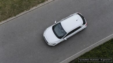 KI-generiertes Symbolfoto zu Verkehrsunfall bei Ulm, Kreuzung Bismarckring / Neue Straße