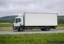 KI-generiertes Symbolfoto zu Verkehrsunfall mit Zeugenaufruf bei Ettringen