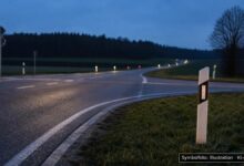 KI-generiertes Symbolfoto zu Verkehrsunfall bei Kreuzung an der B466 bei Steinheim, Raum Heidenheim
