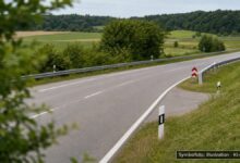 KI-generiertes Symbolfoto zu Verkehrsunfall mit Unfallflucht bei Anschlussstelle Augsburg-West, BAB 8, Fahrtrichtung Stuttgart