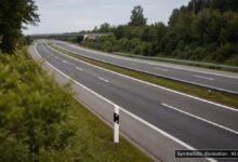 KI-generiertes Symbolfoto zu Verkehrsunfall mit Unfallflucht bei A8, Anschlussstelle Augsburg-West
