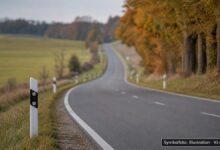 KI-generiertes Symbolfoto zu Verkehrsunfallflucht bei B308 bei Alpsee, Immenstadt