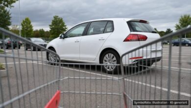 KI-generiertes Symbolfoto zu Verkehrsunfallflucht bei Kaufbeuren-Neugablonz, Parkplatz vor einem Lebensmittelmarkt in der Sudetenstraße 12