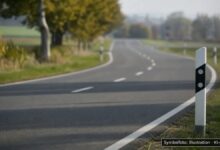 KI-generiertes Symbolfoto zu Verkehrsunfallflucht bei Günzburg, Otto-Geiselhart-Straße