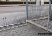 KI-generiertes Symbolfoto zu Verkehrsunfallflucht bei Vöhringen, Ulmer Straße