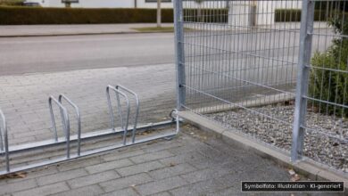 KI-generiertes Symbolfoto zu Verkehrsunfallflucht bei Vöhringen, Ulmer Straße