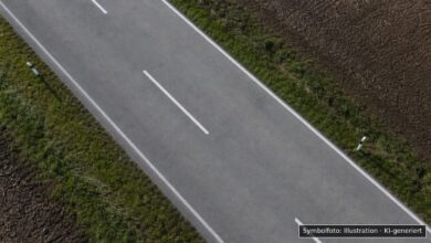 KI-generiertes Symbolfoto zu Verkehrsunfallflucht bei Memmingen, Hühnerbergstraße