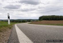 KI-generiertes Symbolfoto zu Verkehrsunfallflucht bei Frankenried