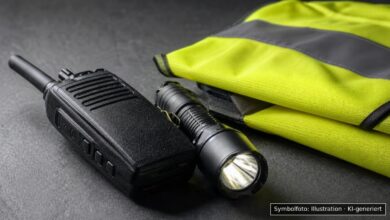 KI-generiertes Symbolfoto zu Versammlung / Polizeieinsatz bei Augsburg