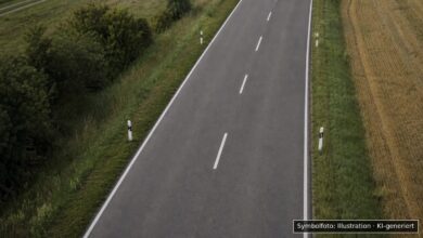KI-generiertes Symbolfoto zu Verkehrsunfall mit Personenschaden bei Staatsstraße 2038 zwischen Königsbrunn und Mering