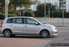 KI-generiertes Symbolfoto zu Verkehrsunfall bei Augsburg-Hochfeld, Kreuzung Hochfeldstraße / Robert-Gerber-Straße