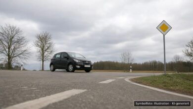 KI-generiertes Symbolfoto zu Verkehrsunfall bei Langweid-Stettenhofen, Kreuzung Frühlingstraße/Gablinger Straße
