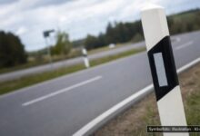 KI-generiertes Symbolfoto zu Verkehrsunfall bei Rieden