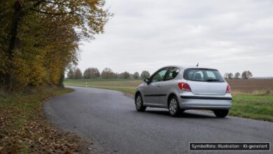 KI-generiertes Symbolfoto zu Verkehrsunfall unter Alkoholeinfluss bei Waal/Waalhaupten