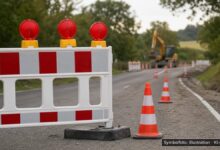 KI-generiertes Symbolfoto zu Straßensperrung bei Zöschingen