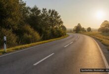 KI-generiertes Symbolfoto zu Verkehrsunfall bei Gräfelfing, Planegger Straße