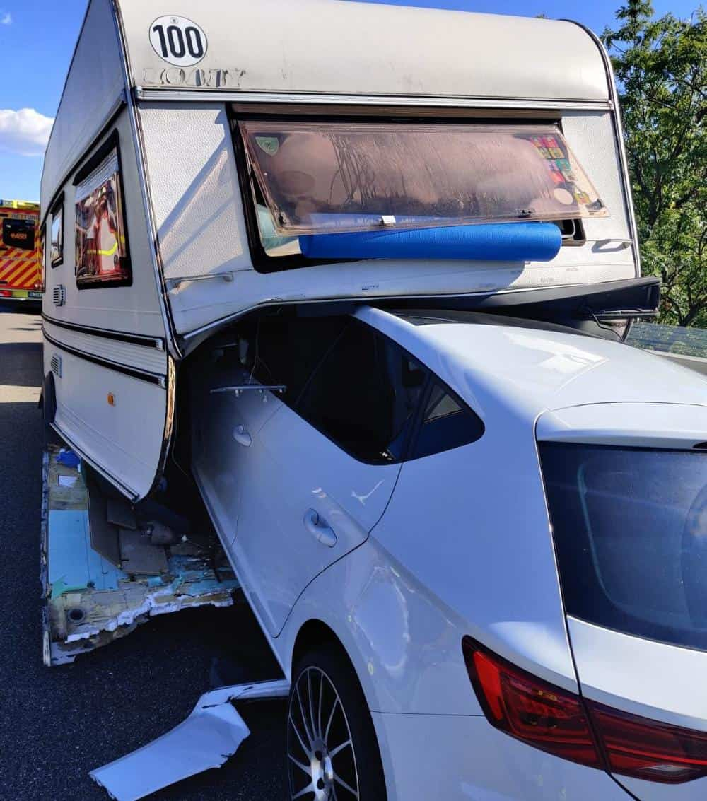 Unfall A8 Leipheim Wohnwagen