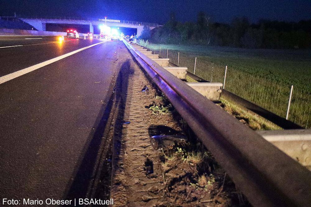 Pkw prallt auf der A8 bei Riedheim gegen die Leitplanke