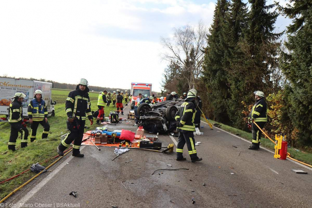 Am Montagvormittag, den 18.11.2024, ereignete sich auf der „Äußeren Offingen Straße“ zwischen Peterswörth und Offingen ein schwerer Verkehrsunfall bei einem Überholvorgang. 