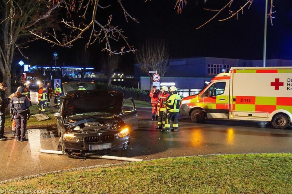 Ein ungewöhnlicher Verkehrsunfall ereignete sich am Samstagabend, den 7. Dezember 2024, in Jettingen-Scheppach.