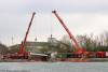 Lkw kippt in See Gundelfingen 04052021 28