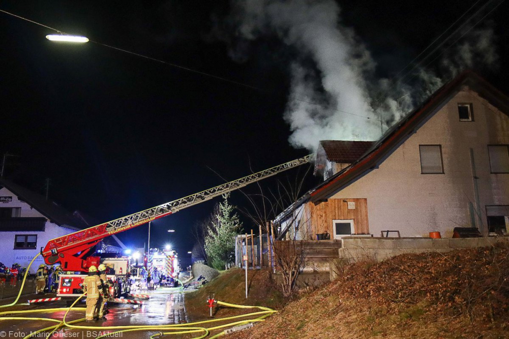Am späten Dienstagnachmittag, dem 14. Januar 2025, kam es in der Ulmer Straße in Oxenbronn, einem Stadtteil von Ichenhausen, zu einem Brand in einem Einfamilienhaus.