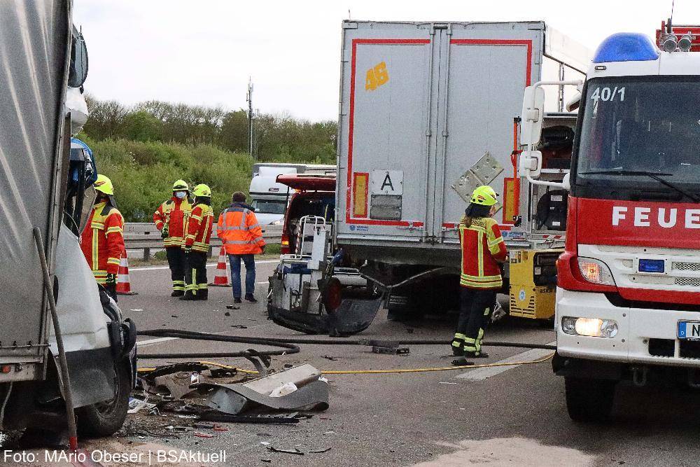 Transporter prallt gegen Lkw A8 Oberelchingen