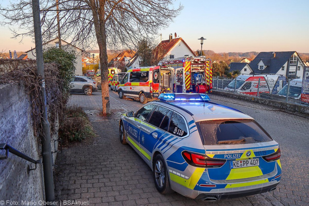 Am späten Mittwochnachmittag, den 5. März 2025, wurde der Rettungsdienst in die Donaustraße in Offingen alarmiert, nachdem eine Person kollabiert war. Vor Ort stellten die Einsatzkräfte Gasgeruch fest. Messgeräte schlugen an, woraufhin umgehend Großalarm ausgelöst wurde.