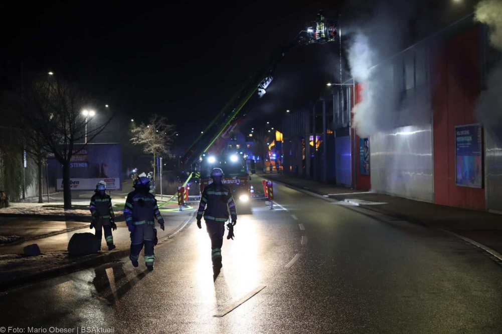 Einsatzkräfte wurden am frühen Sonntagmorgen, gegen 01.47 Uhr, zu einem Busdepot im Bereich des Bahnhofes in Günzburg zu einer starken Rauchentwicklung alarmiert.