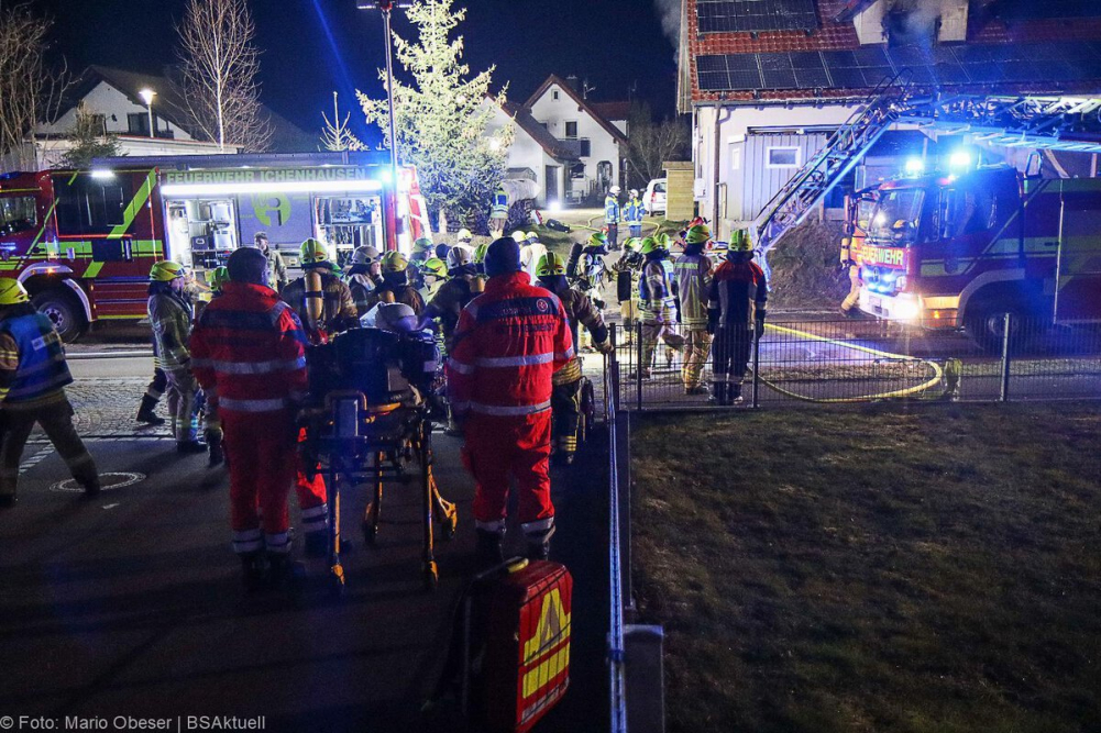 Am späten Dienstagnachmittag, dem 14. Januar 2025, kam es in der Ulmer Straße in Oxenbronn, einem Stadtteil von Ichenhausen, zu einem Brand in einem Einfamilienhaus.