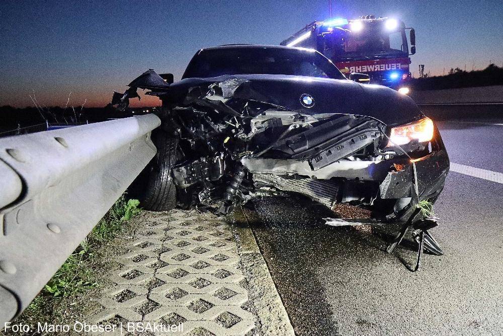 Pkw prallt auf der A8 bei Riedheim gegen die Leitplanke