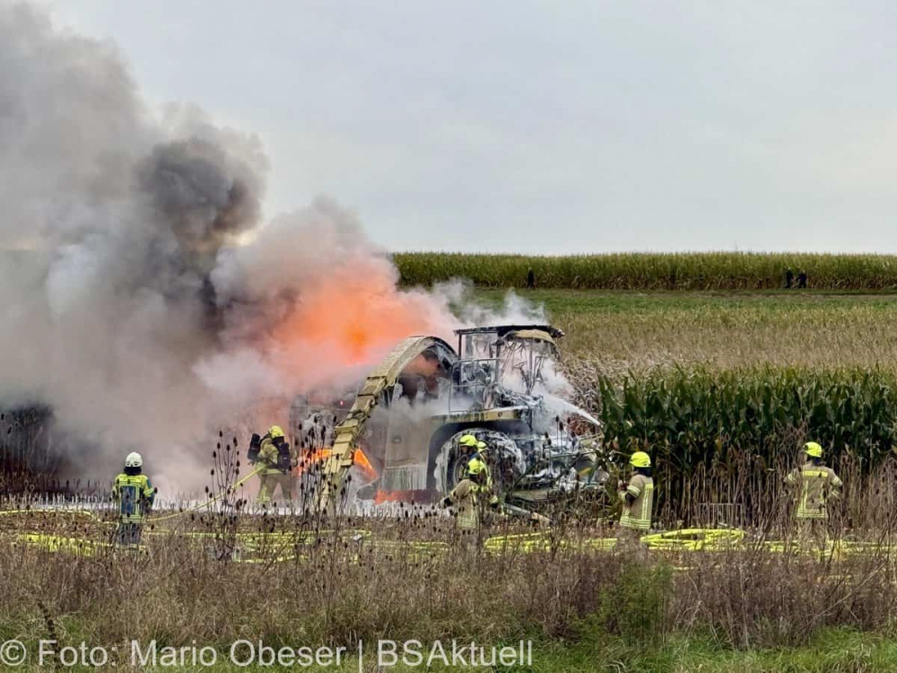 Am frühen Sonntagabend, den 29. September 2024, kam es südlich von Deubach bei Ichenhausen zum Brand eines Maishäckslers